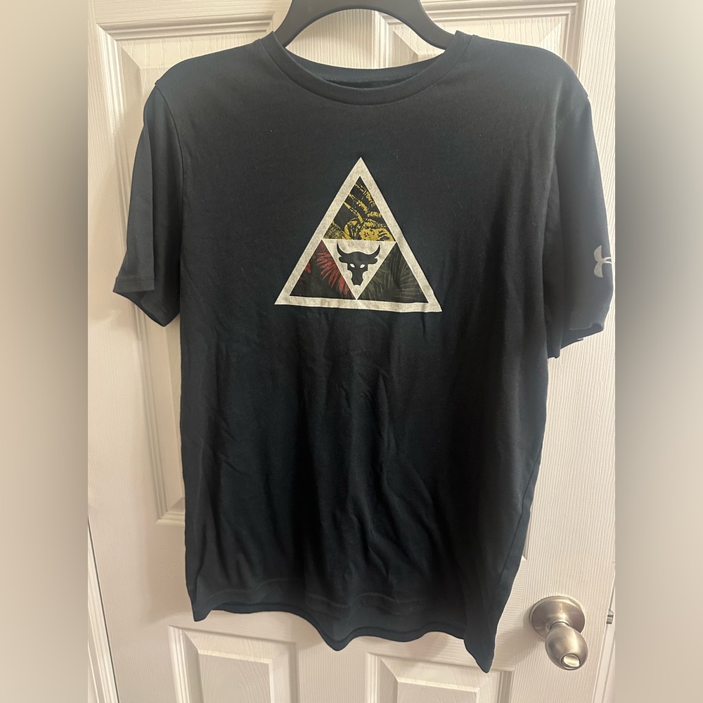 UA Under Armour Project Rock Brahma Bull Triangle YXL Boys Short Sleeve Shirt